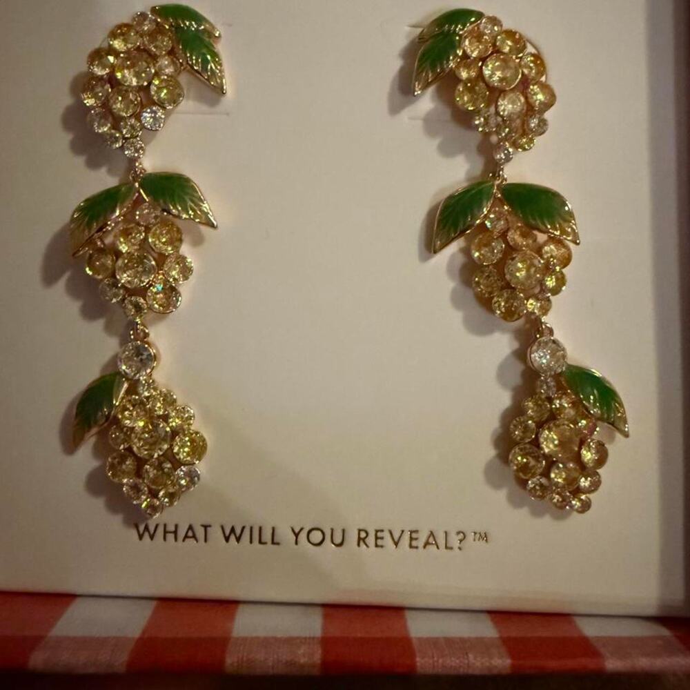 Bomb party earrings with grapes